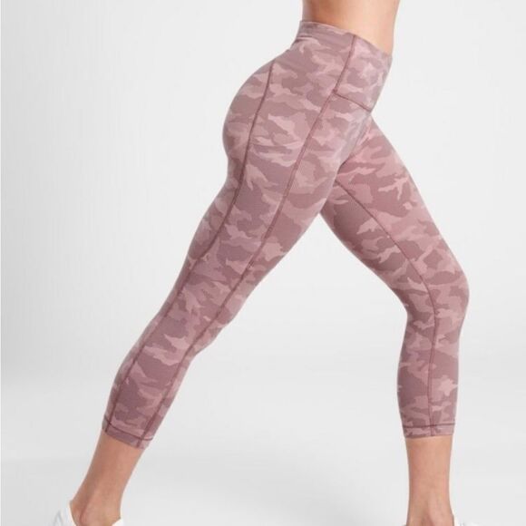 ATHLETA Ultimate Stash Pocket Texture Camo Capri Pink Size Medium - Picture 13 of 13